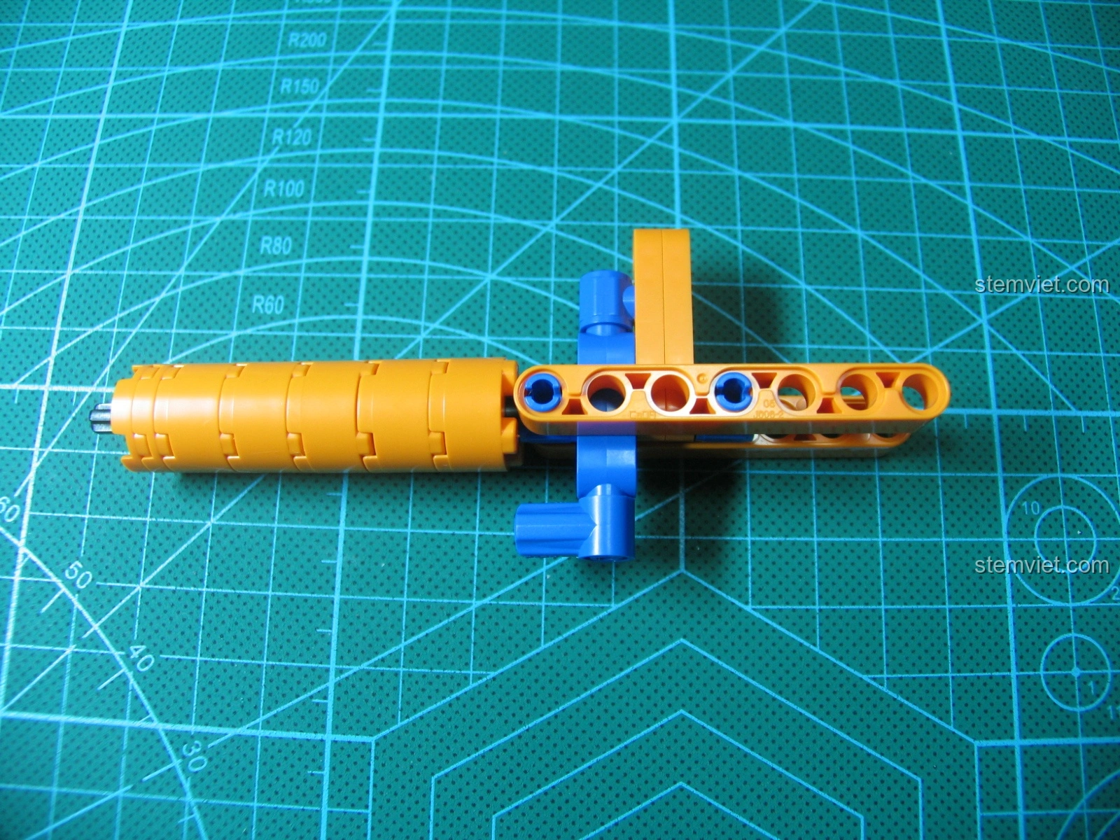 Mô hình Súng AK-47 CaDA C81001 được đặt trên chân đế, sẵn sàng trưng bày trong bộ sưu tập đồ chơi mô hình súng AK-47 C81001 siêu tiết kiệm.