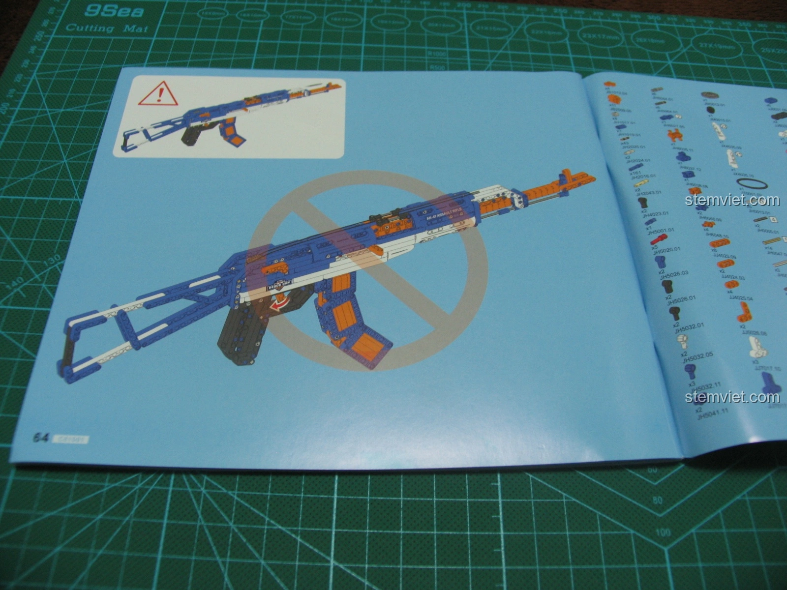 Hình ảnh mô hình Súng trường tấn công AK-47 CaDA hoàn chỉnh trong sách hướng dẫn, thể hiện thiết kế tổng thể.