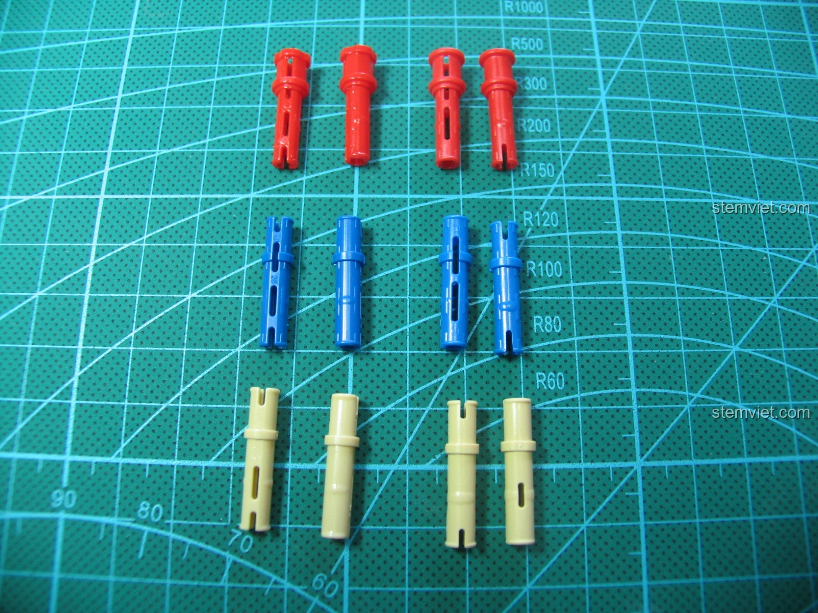 Mô hình Súng trường tấn công AK-47 CaDA C81001 dần hoàn thiện, nhìn từ trên xuống, rất ấn tượng.