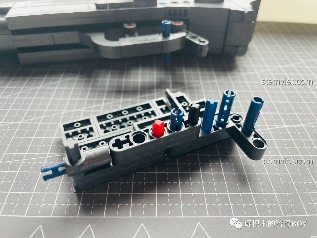 Mô hình súng lục PanlosBrick 670007 M1911 đã hoàn thành, nhìn từ góc nghiêng, thể hiện thiết kế sắc sảo.