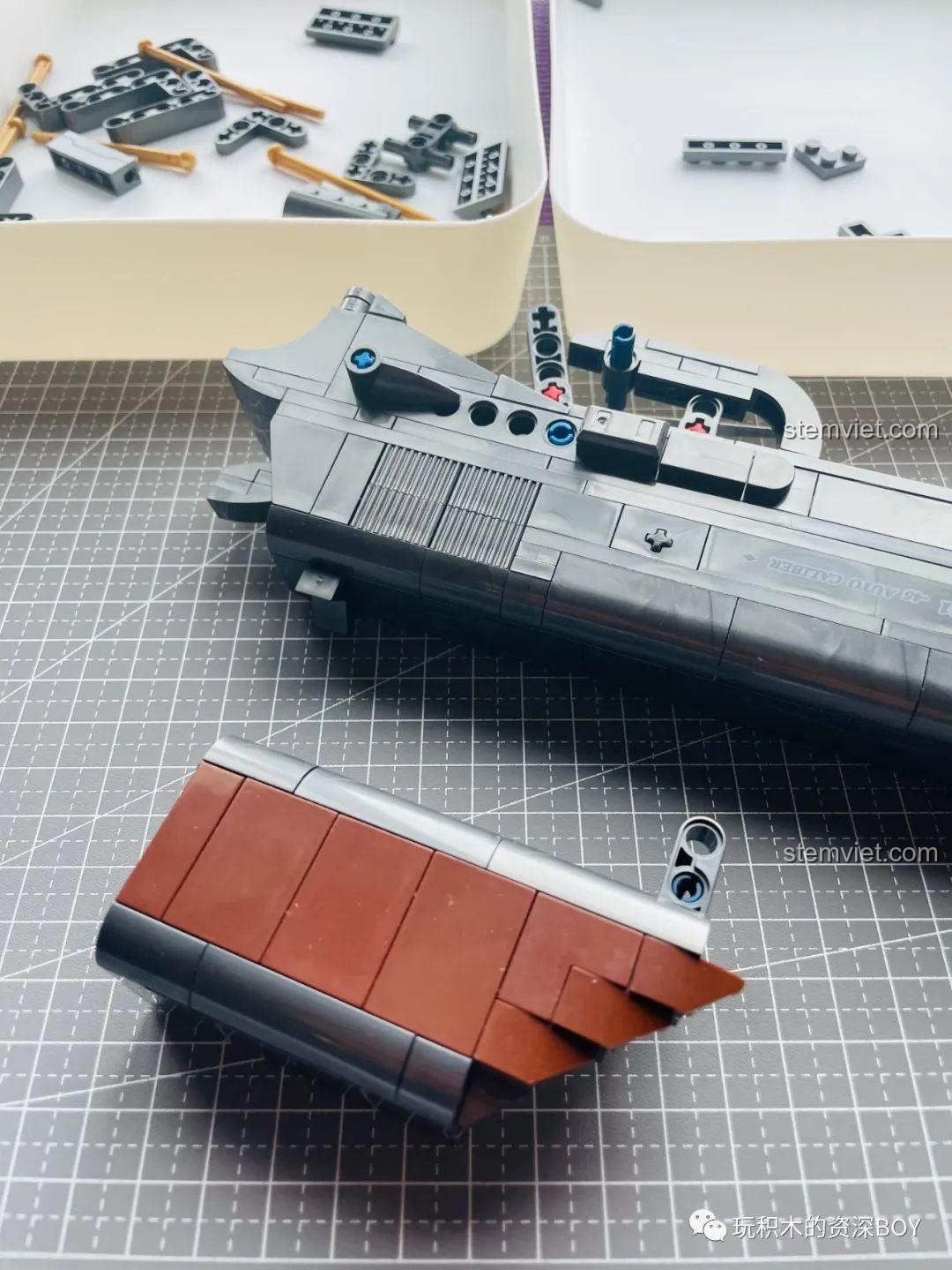 Mô hình súng lục PanlosBrick 670007 M1911 đã hoàn thành, nhìn từ góc trên, thể hiện tổng thể thiết kế.