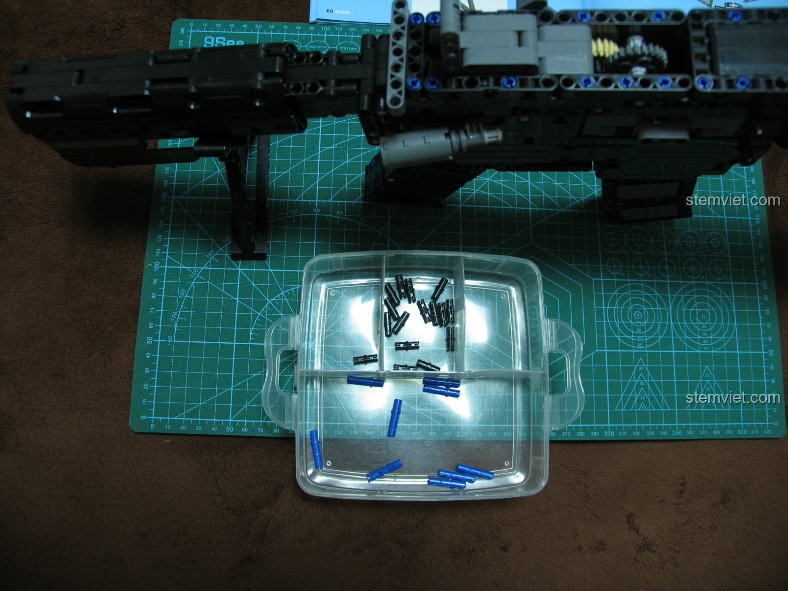 Mô hình Súng M4A1 CaDA C81005 nhìn từ phía bên phải, khoe trọn các chi tiết thiết kế.