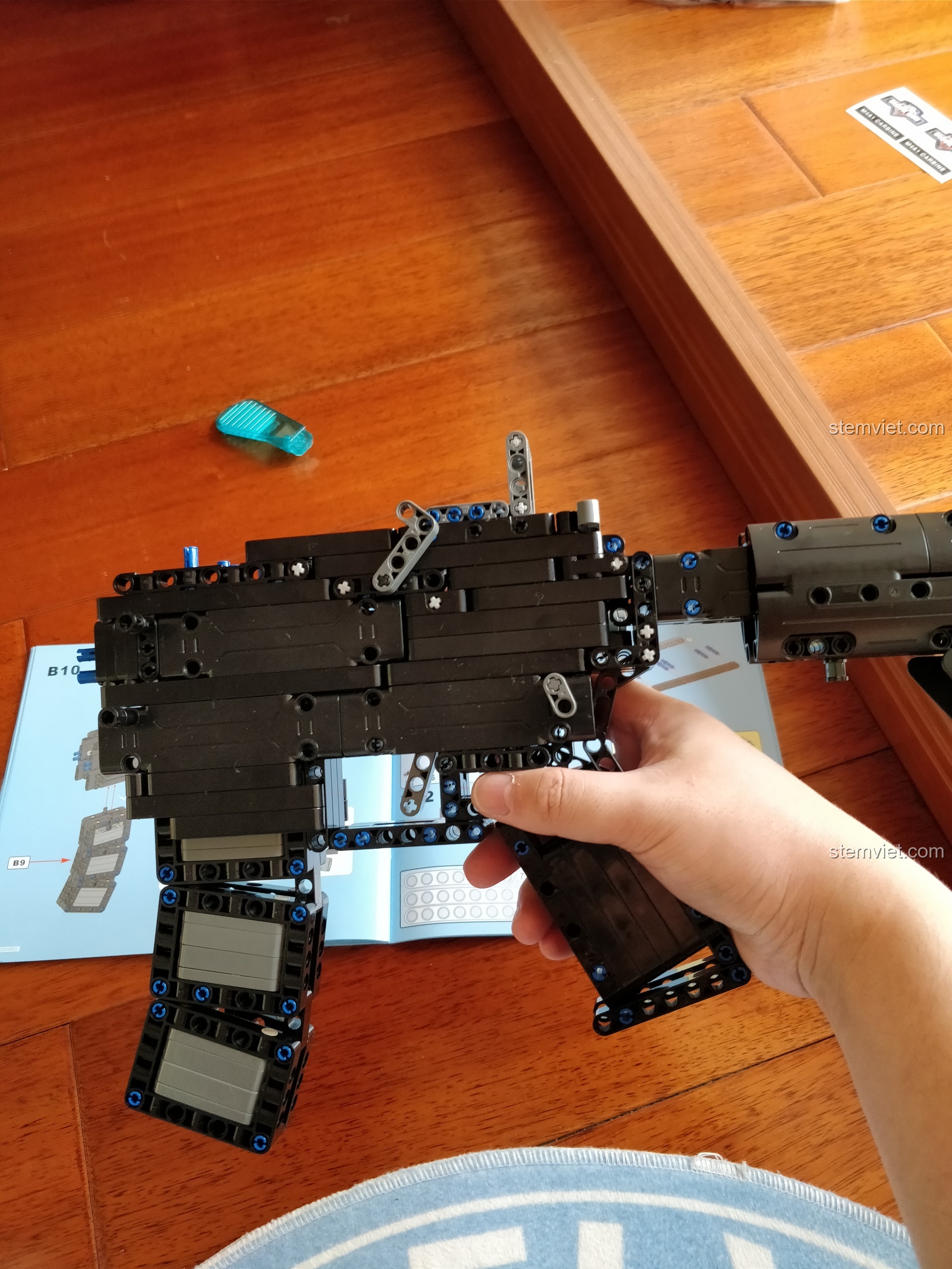 Mô hình súng M4A1 CaDA C81005 với băng đạn đã được lắp vào, chuẩn bị hoàn thiện các bước cuối cùng.