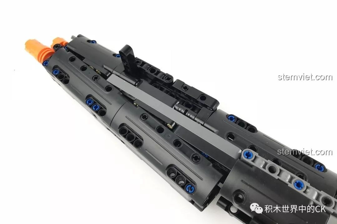 Góc nhìn khác của mô hình súng MP5 CaDA C81006 hoàn chỉnh trên giá đỡ.