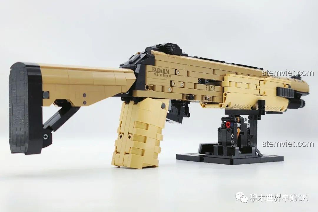 Một góc nhìn khác của mô hình súng shotgun STF-12 JIESTAR 92402 trên chân đế, thể hiện các chi tiết bên hông.