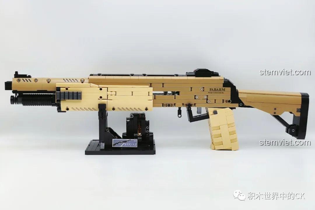 Góc nhìn nghiêng của mô hình súng shotgun STF-12 JIESTAR 92402 trên chân đế, phô diễn chiều dài và thiết kế tổng thể.