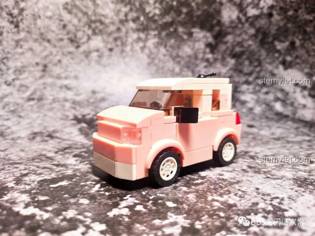 Mô hình xe Wuling Hongguang MINI EV SY5013 màu hồng sau khi lắp ráp xong nhưng chưa dán sticker trang trí.