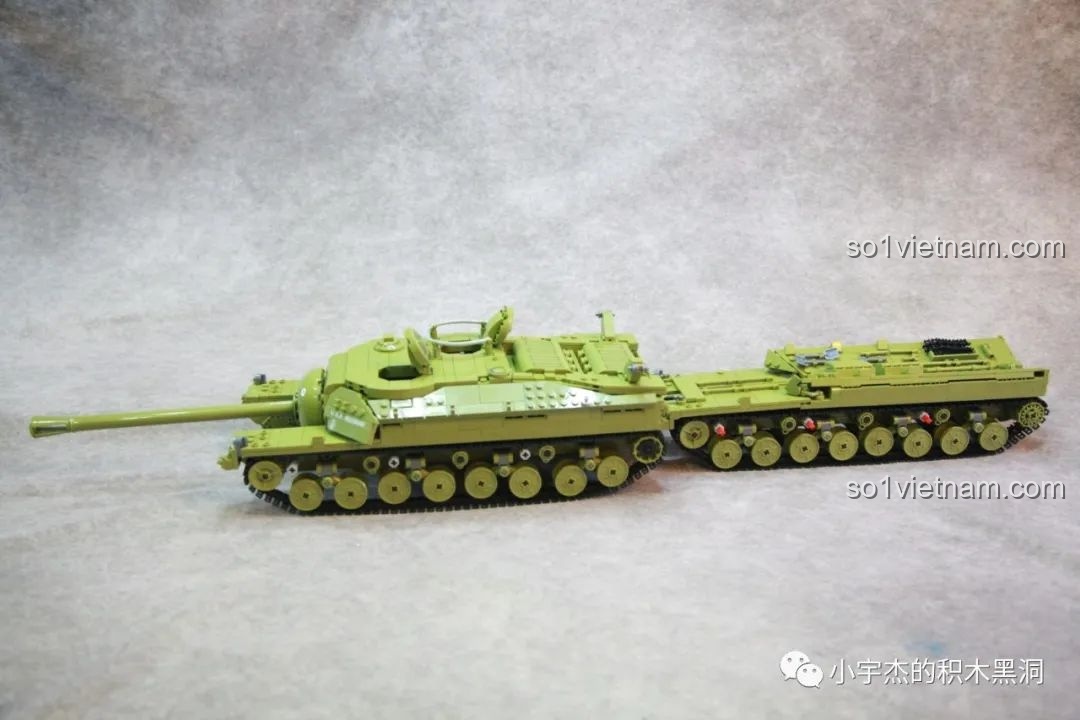 Mô hình xe tăng T28 đang kéo theo cụm rơ-moóc được tạo từ hai dải xích phụ.