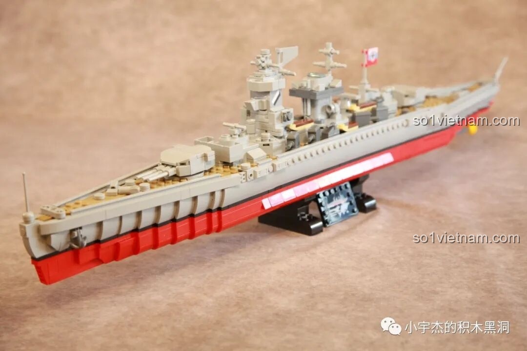 Một mô hình tàu chiến hiện đại nhìn từ góc chéo, không liên quan đến T28.