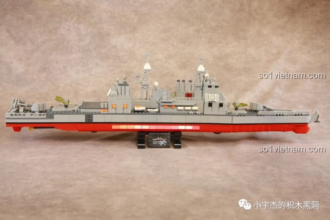 Một mô hình tàu chiến hiện đại với đèn LED, không liên quan đến T28.