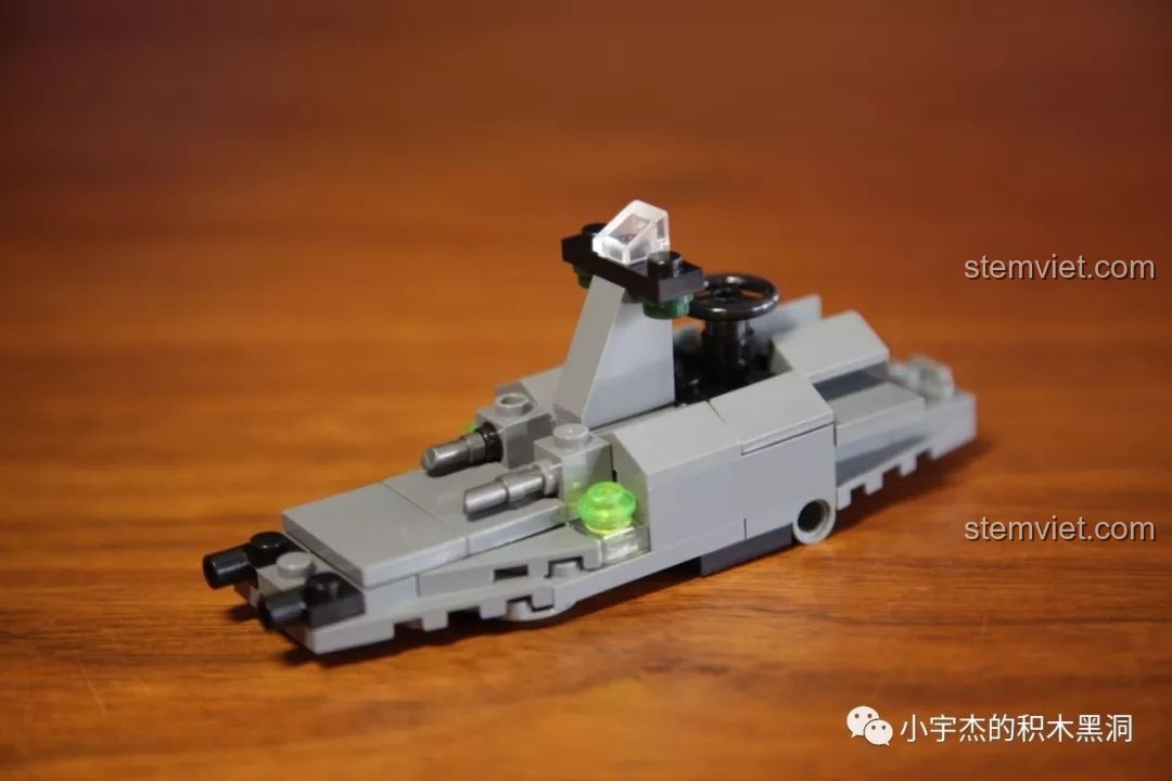 Mô hình thứ ba từ bộ SEMBO 101120 là một chiếc tàu chiến mini, cho thấy khả năng biến hình 3 trong 1 độc đáo.