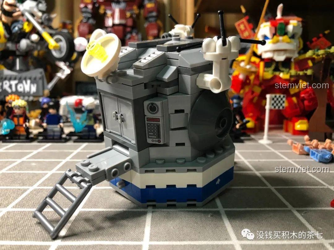 Mô hình Tàu Đổ Bộ Mặt Trăng XINGBAO XB-16001 đang trong quá trình lắp ráp, hình dáng dần hiện rõ.