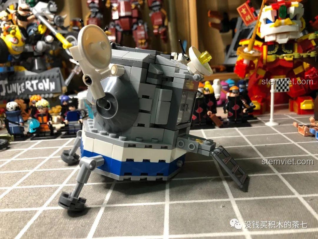 Mô hình XINGBAO XB-16001 Tàu Đổ Bộ Mặt Trăng hoàn chỉnh, với các chi tiết anten và cửa mở.