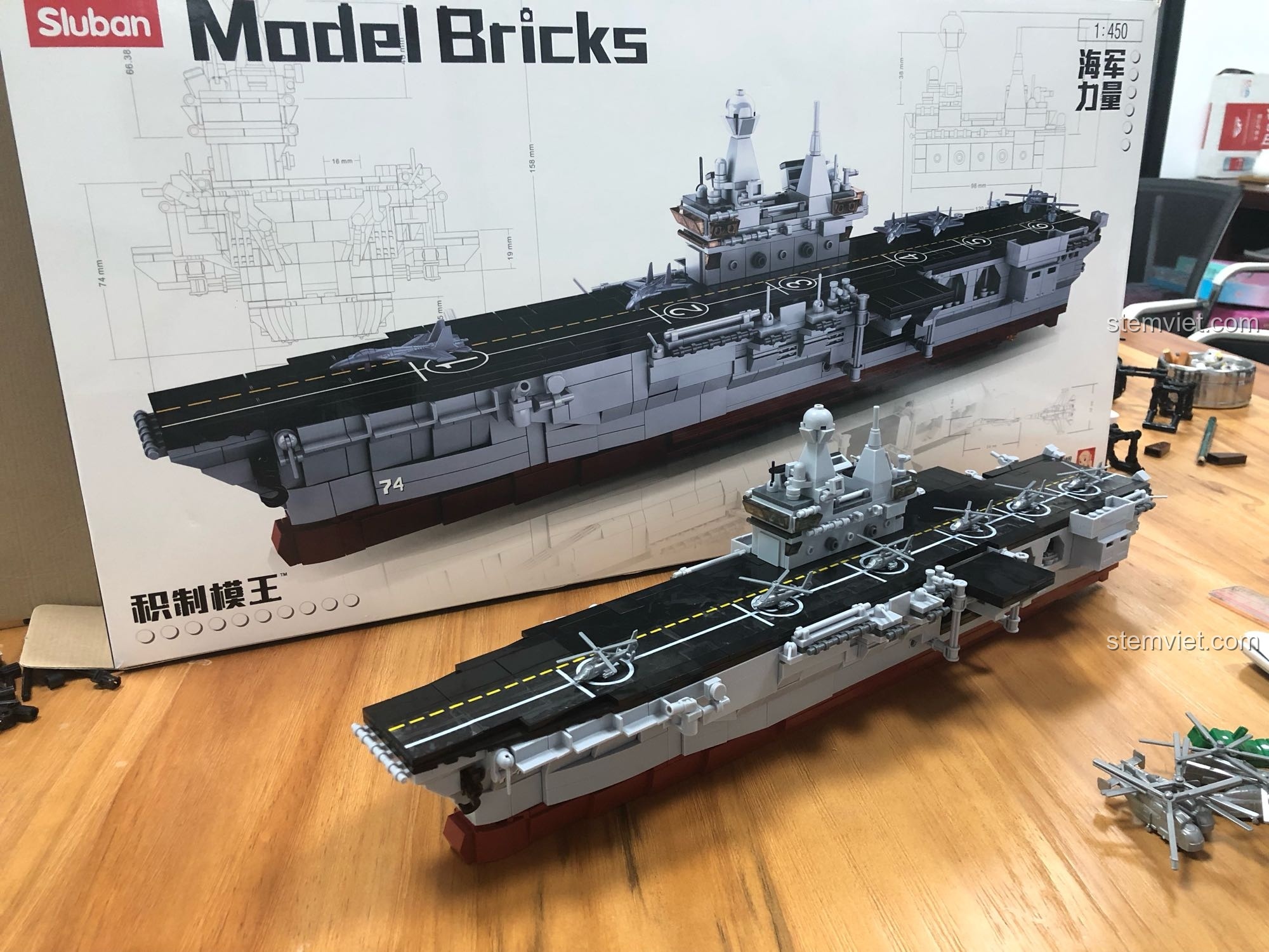 Mô hình tàu đổ bộ Type 075 của Sluban đã hoàn thiện, đứng cạnh hộp sản phẩm, khoe trọn vẻ đẹp thiết kế.