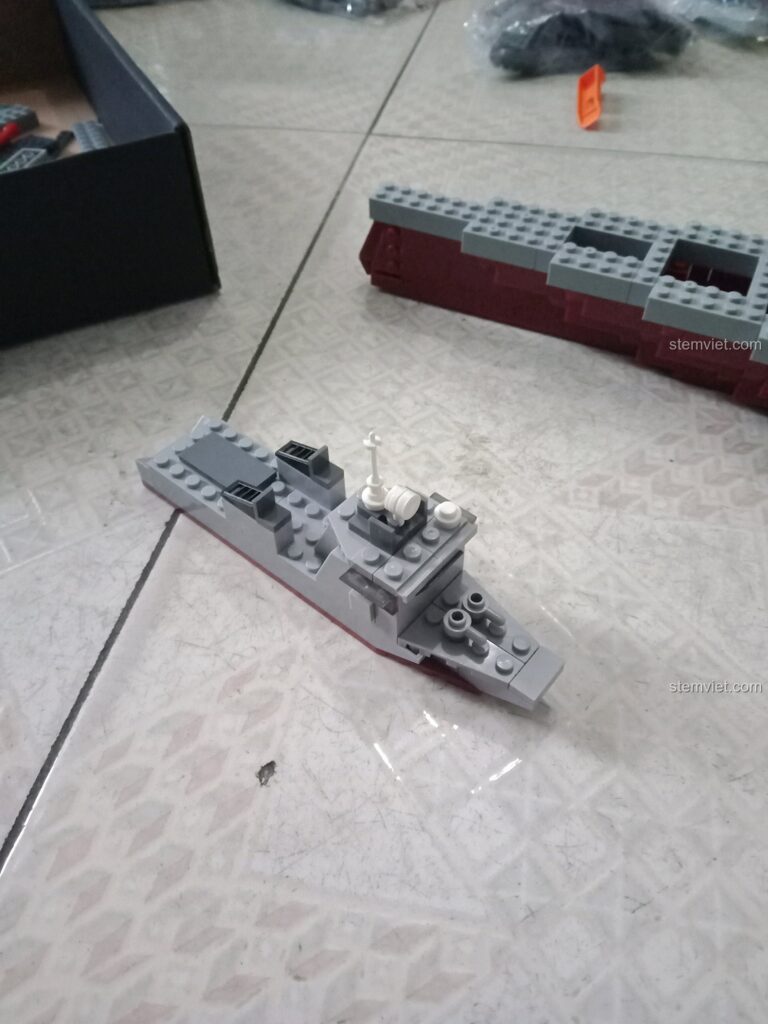 Mô hình tàu hộ tống nhỏ đi kèm trong bộ lắp ráp Tàu sân bay USS Kitty Hawk CV-63 KAZI KY10002.