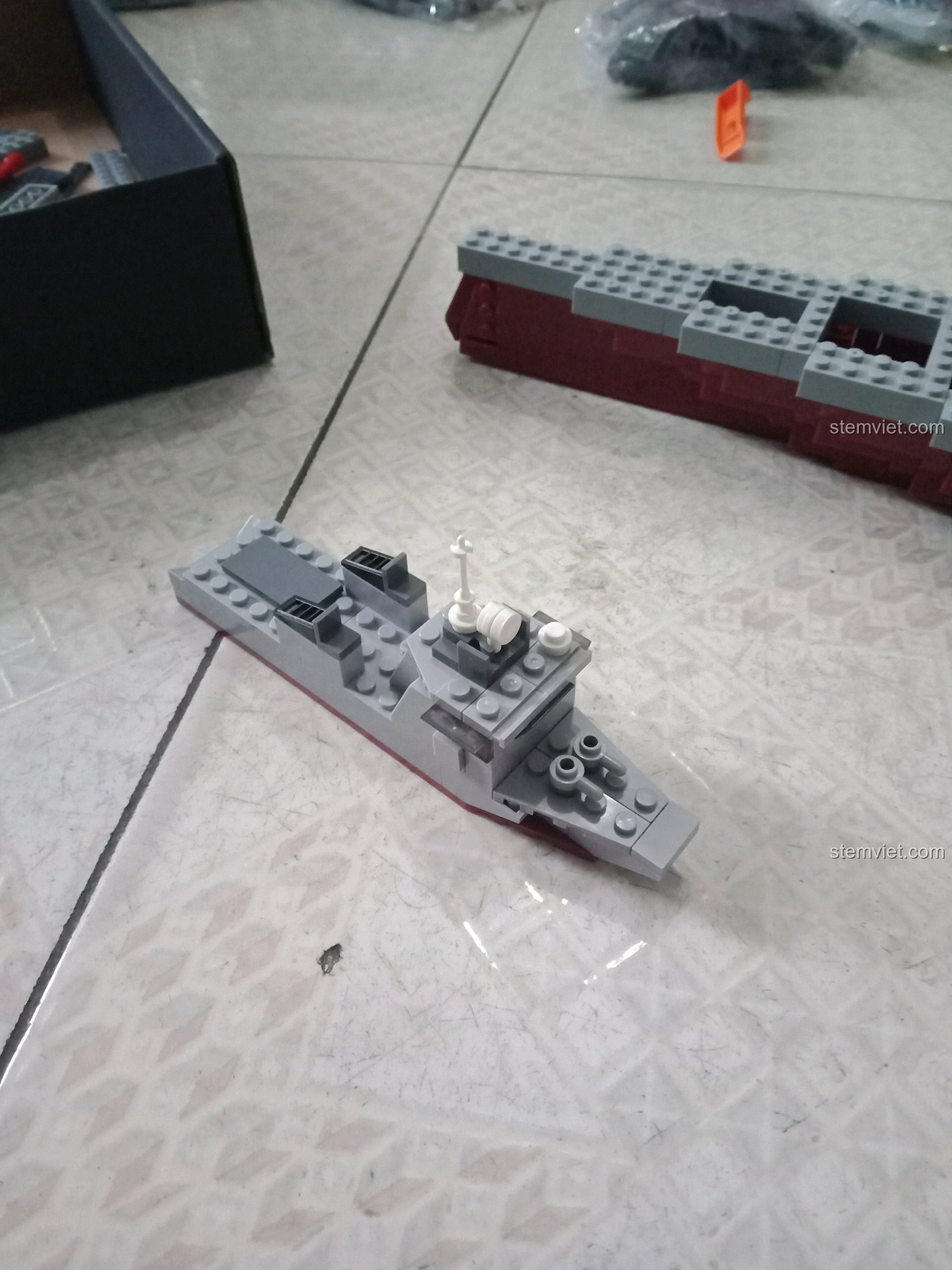 Mô hình tàu hộ tống nhỏ đi kèm trong bộ lắp ráp Tàu sân bay USS Kitty Hawk CV-63 KAZI KY10002.