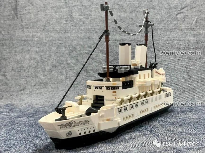 Toàn cảnh mô hình Tàu Hoàng Gia Daffodil QMAN 21025 sau khi lắp ráp hoàn chỉnh, một món đồ chơi mô hình đẹp mắt.