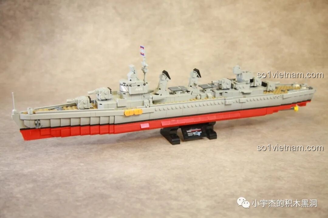 Một mô hình tàu khu trục lắp ráp chi tiết, không liên quan đến xe tăng T28.