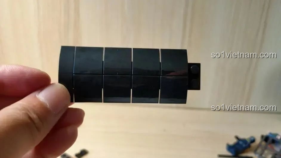 Mô hình tàu ngầm CAYI 2239 đã hoàn thiện, với hai minifigure đứng cạnh.