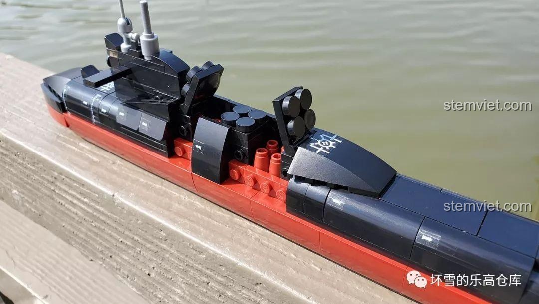 Mô hình tàu ngầm Sluban M38-B0703 với khoang tên lửa mở, nhìn từ góc trên, làm nổi bật các chi tiết bên trong.