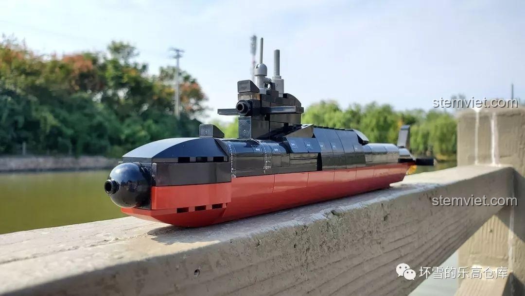 Mô hình tàu ngầm Trường Chinh 18 Sluban M38-B0703 với góc chụp đẹp, làm nổi bật phần mũi tàu và tháp chỉ huy.