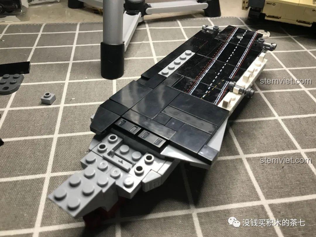 Mô hình tàu sân bay Liêu Ninh PLA.Navy Liaoning 1562 của Jia Zhi đã hoàn chỉnh, nhìn từ góc nghiêng, thể hiện toàn bộ thiết kế và chi tiết.