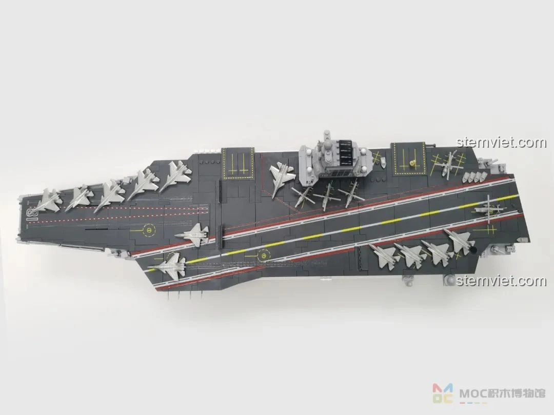 Mô hình tàu sân bay Phúc Kiến Sluban M38-B1188 ở góc nghiêng, phô diễn chiều dài ấn tượng 72cm.