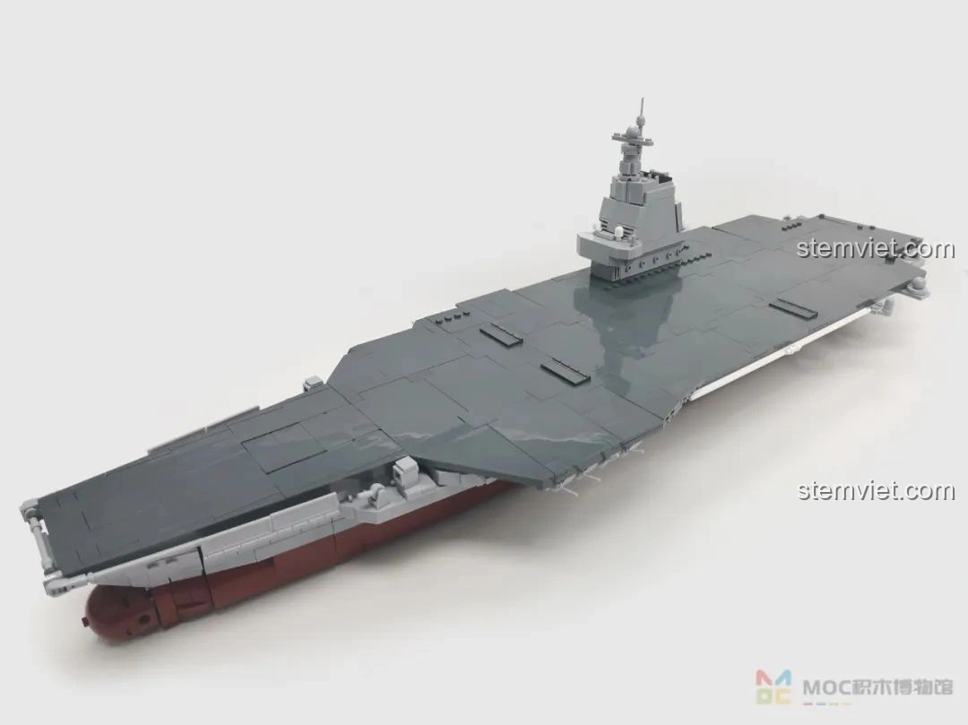 Mô hình tàu sân bay Phúc Kiến Sluban M38-B1188 hoàn chỉnh với đảo chỉ huy và boong tàu rộng lớn, sẵn sàng trưng bày.