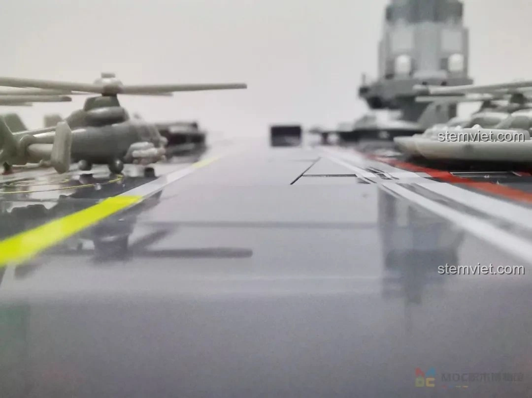 Mô hình tàu sân bay Phúc Kiến Sluban M38-B1188 hoàn chỉnh từ một góc nhìn khác, thể hiện vẻ đẹp tổng thể.