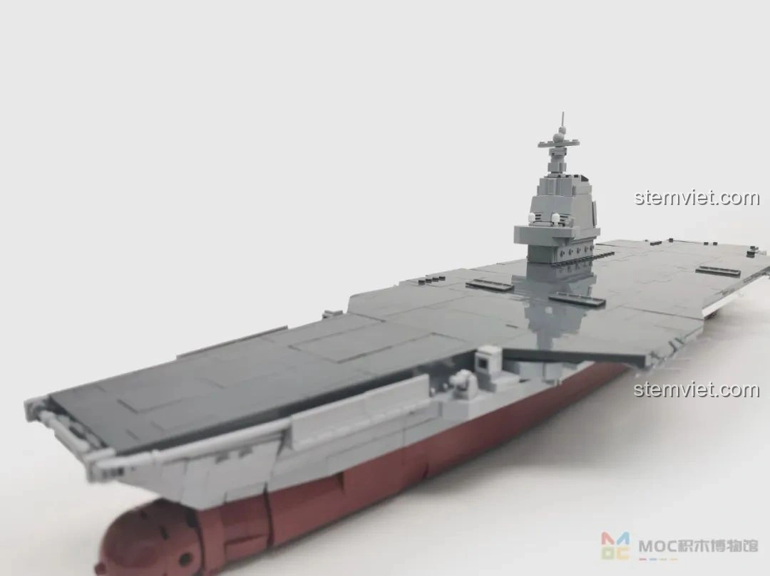 Mô hình tàu sân bay Phúc Kiến Sluban M38-B1188 nhìn từ trên xuống, thể hiện toàn bộ boong tàu và các máy bay.