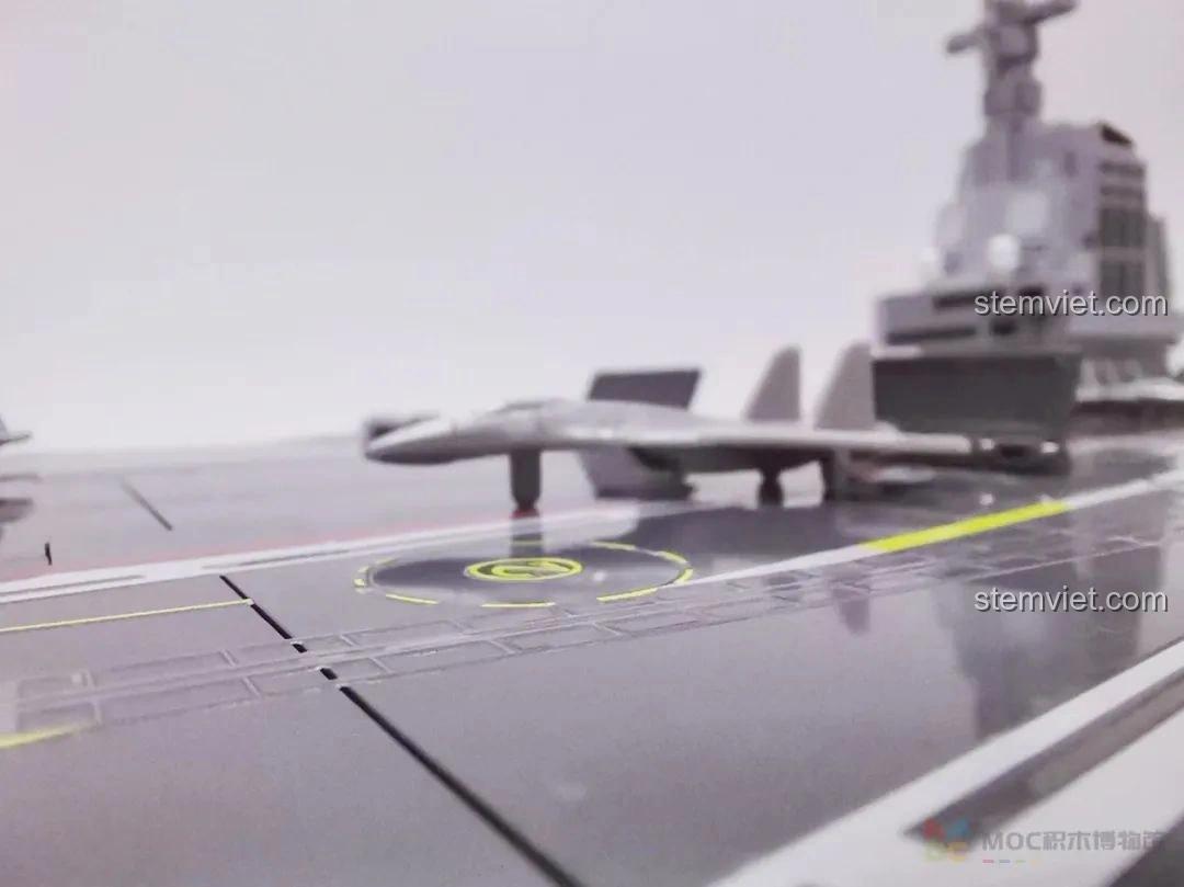Mô hình tàu sân bay Phúc Kiến Sluban M38-B1188 trên nền trắng, nổi bật từng chi tiết và màu sắc.