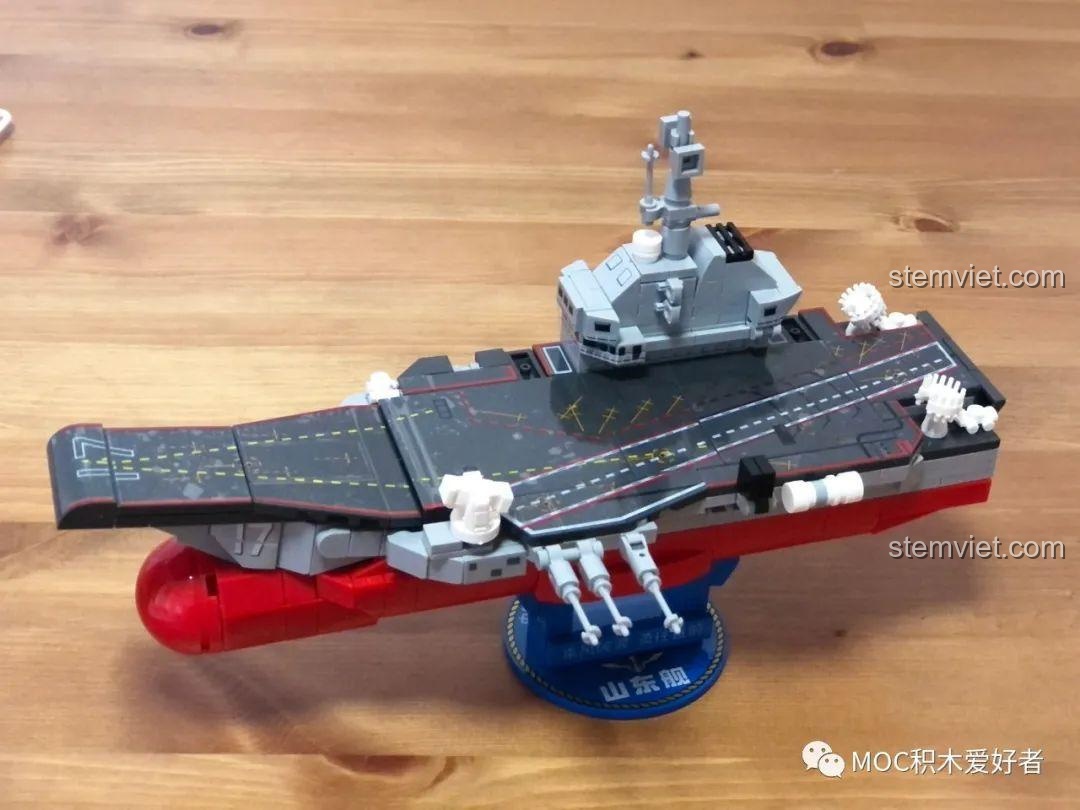 Mô hình Tàu sân bay Sơn Đông SEMBO 202074 hoàn chỉnh được đặt trên đế trưng bày.