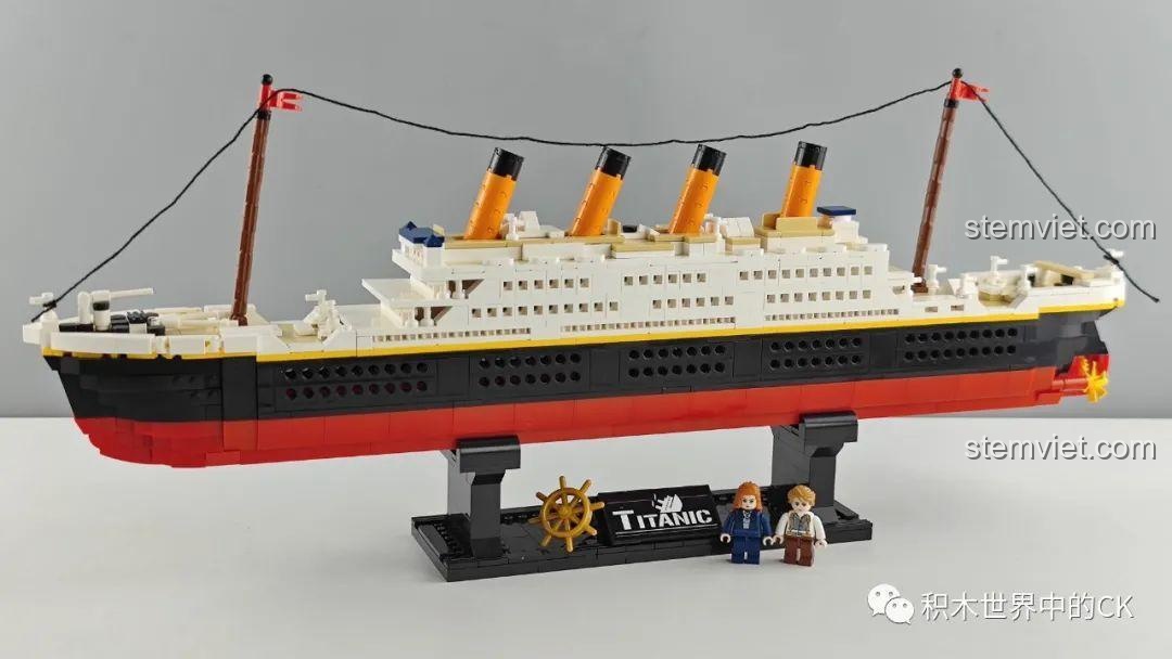 Mô hình Tàu Titanic Zhe Gao 01010 hoàn thiện với hai minifigure Jack và Rose đứng trên đế trưng bày.