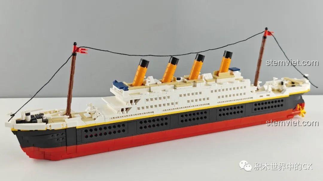 Mô hình Tàu Titanic Zhe Gao 01010 đã hoàn thiện phần thân và boong tàu, sẵn sàng cho các chi tiết cuối cùng.
