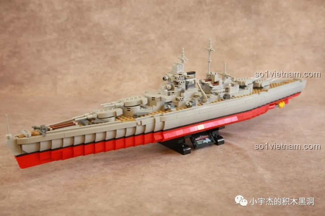 Một mô hình tàu tuần dương hạng nặng chi tiết, không liên quan đến T28.