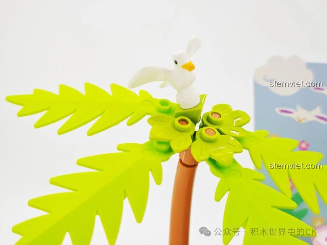 Cận cảnh chi tiết ghế bãi biển, ô dù và cây dừa trong bộ lắp ráp TOP TOY TC2322 Mỹ Mỹ Nhật Quang.