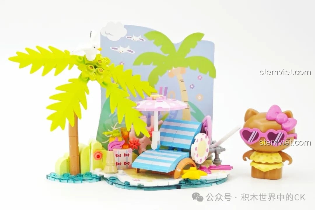 Mô hình hoàn chỉnh của bộ lắp ráp TOP TOY TC2322 Mỹ Mỹ Nhật Quang, với ghế bãi biển và cây dừa.