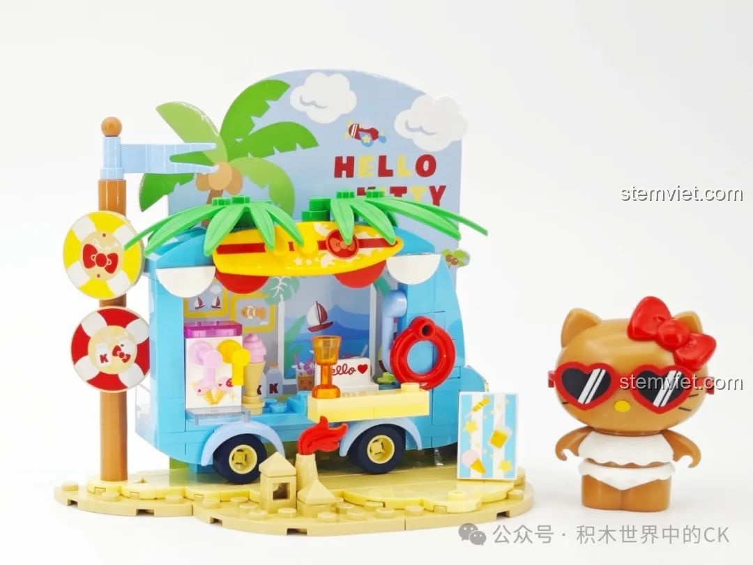 Mô hình hoàn chỉnh của bộ lắp ráp TOP TOY TC2323 Trạm Tiếp Tế Nhiệt Tình, với xe bán hàng và phao cứu sinh.