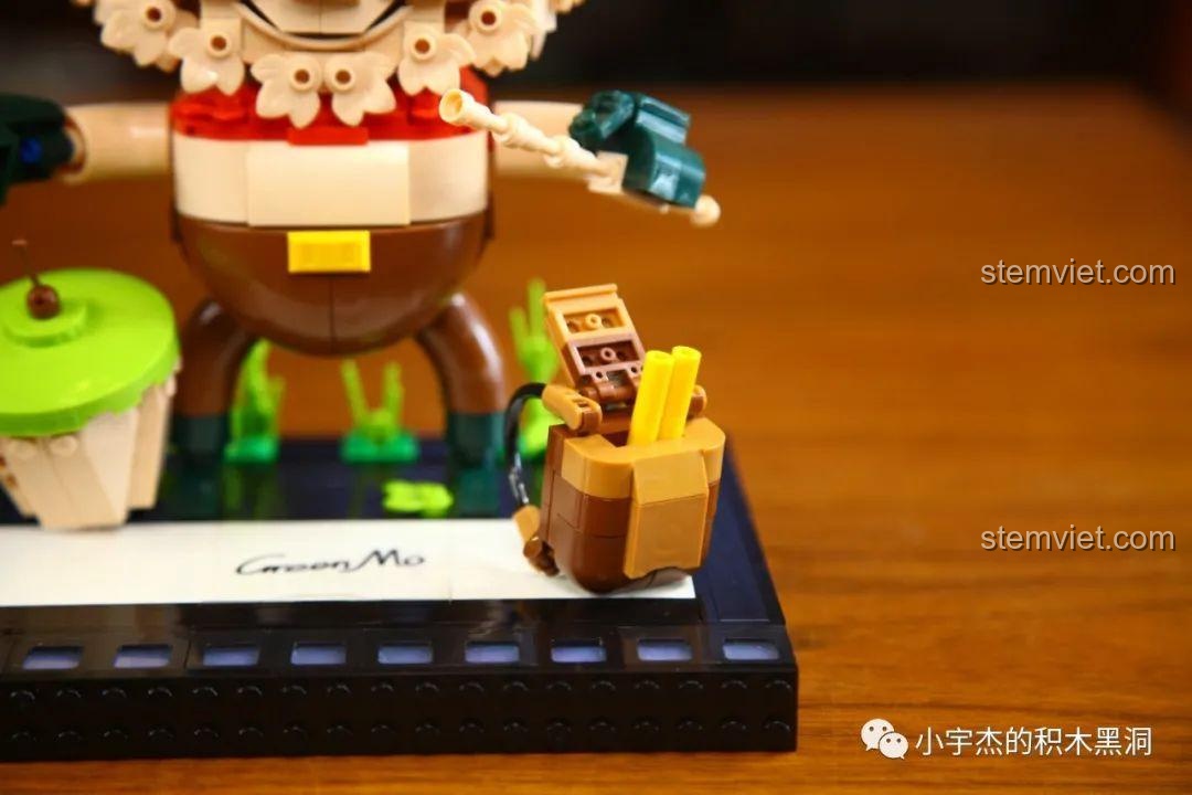 Mô hình Teemo Liên Minh Huyền Thoại K Box 10302 đã được lắp ráp hoàn chỉnh, đứng vững trên đế.