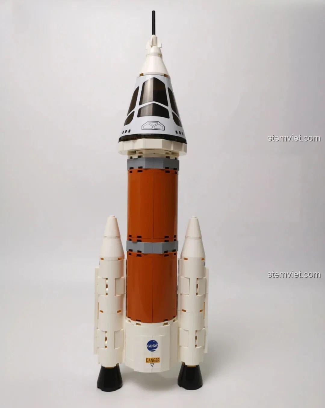 Mô hình tên lửa GUDI 10804 hoàn chỉnh, với tàu con thoi Atlantis và hai tên lửa đẩy phụ, sẵn sàng để trưng bày.