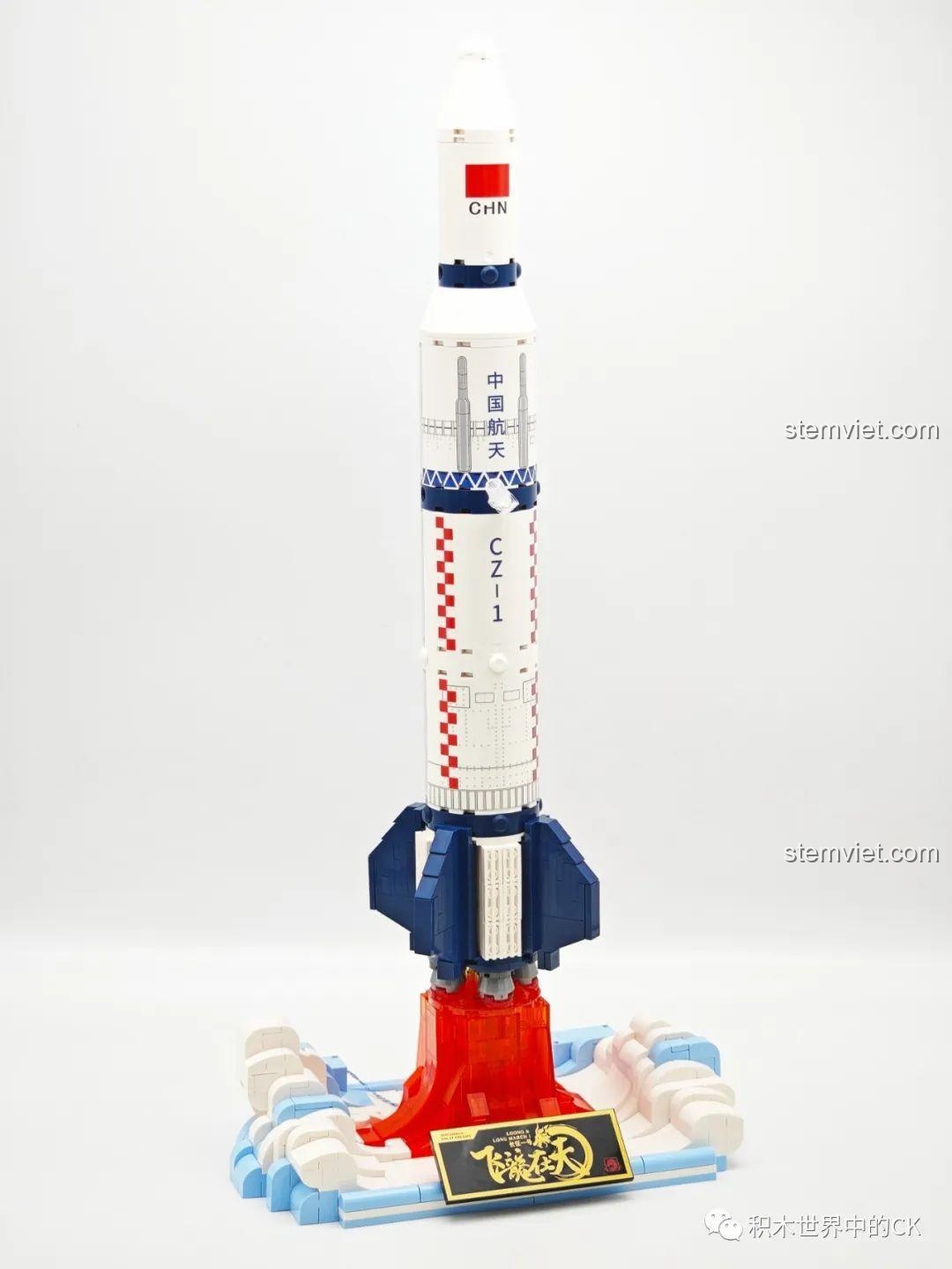 Mô hình tên lửa Trường Chinh 1 của bộ SEMBO 203359 đã hoàn thành, đứng vững trên bệ phóng hiệu ứng khói lửa.