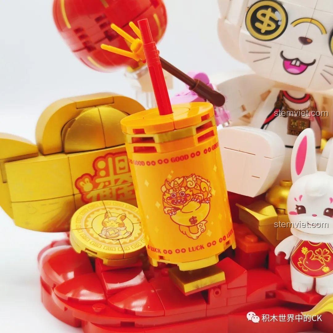 Cận cảnh cốc nước may mắn với họa tiết rồng trong mô hình Keeppley K19905 Mô hình Tết Nguyên Đán.
