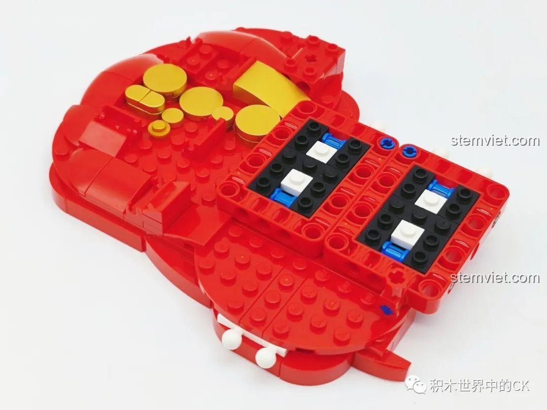 Phần đầu rồng và chi tiết trang trí được thêm vào mô hình Keeppley K19905 Mô hình Tết Nguyên Đán.