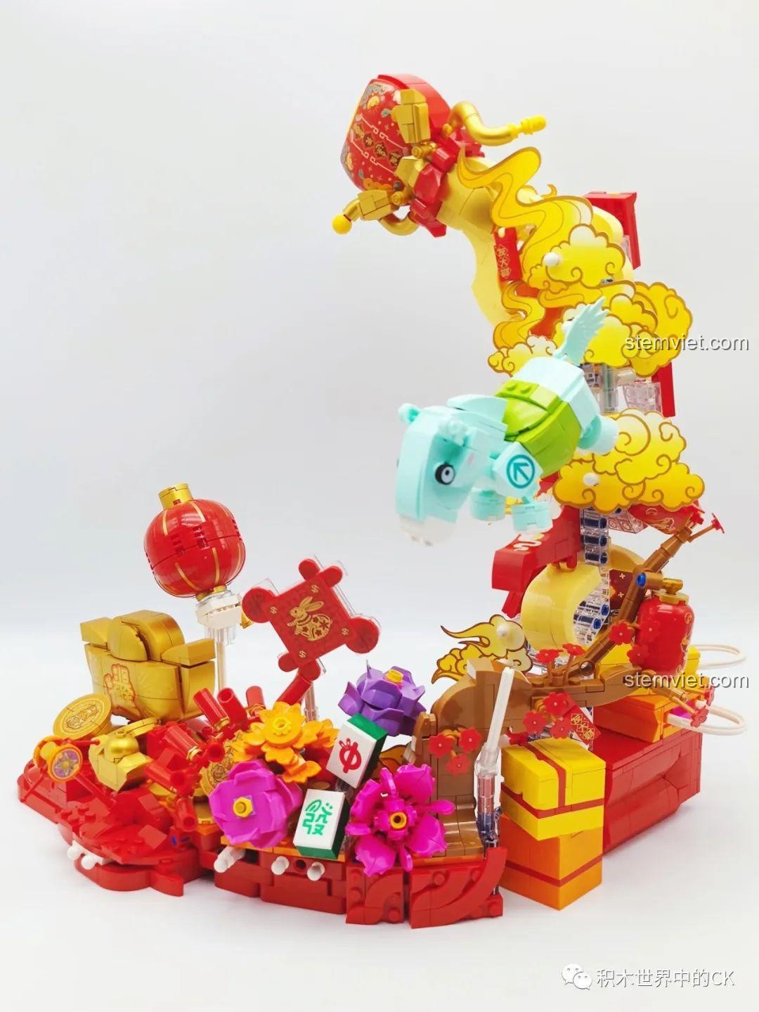 Chú thỏ tài lộc và các linh vật khác được đặt vào mô hình Keeppley K19905 Mô hình Tết Nguyên Đán.