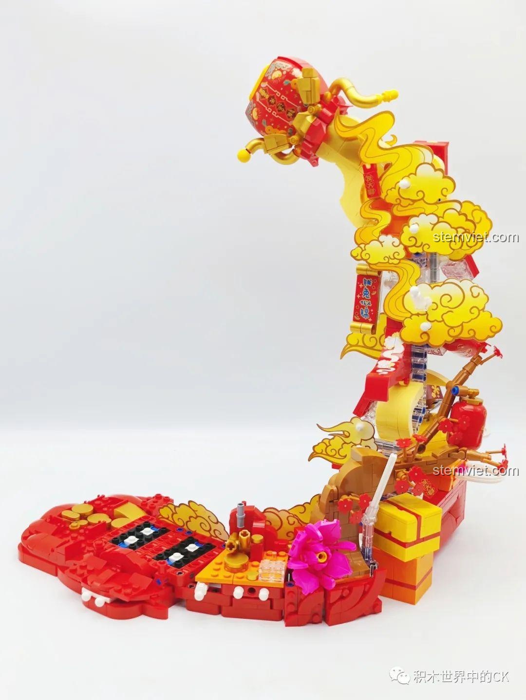 Thêm chi tiết mây vàng và đèn lồng vào mô hình Keeppley K19905 Mô hình Tết Nguyên Đán.