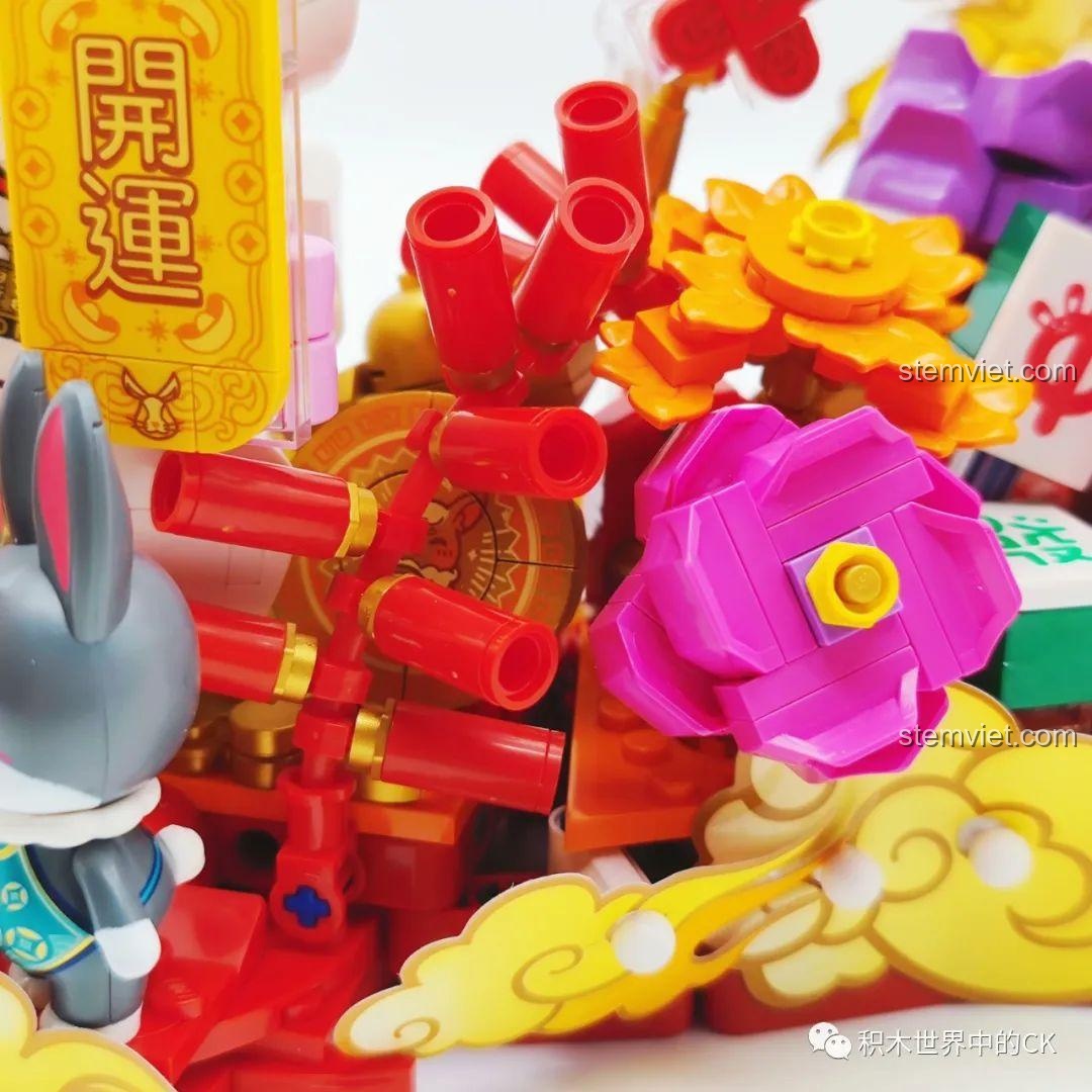 Cận cảnh pháo hoa và hoa mai trong mô hình Keeppley K19905 Mô hình Tết Nguyên Đán.