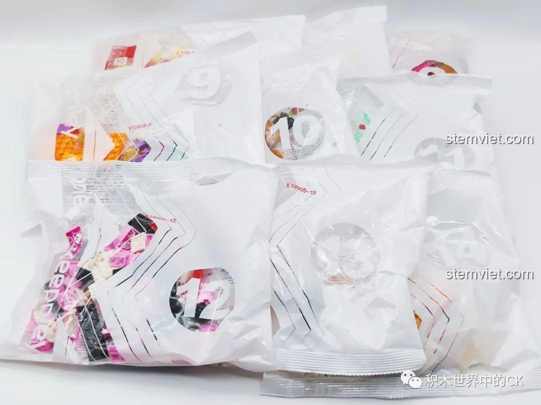 Tổng hợp các túi mảnh ghép của bộ Keeppley K19905 Mô hình Tết Nguyên Đán, sẵn sàng cho việc lắp ráp.