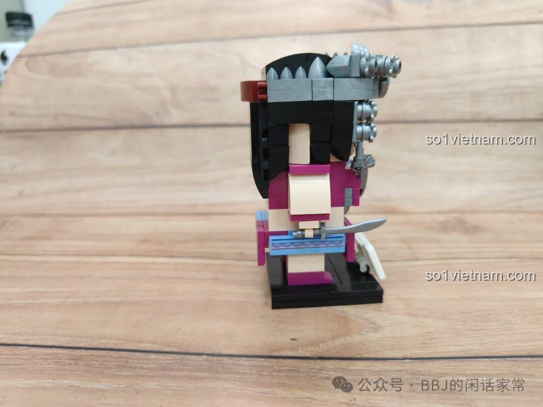 Mô hình Thạch Lan Zhongxin She 12001 nhìn từ bên phải, chi tiết trang phục và phụ kiện được thể hiện rõ.