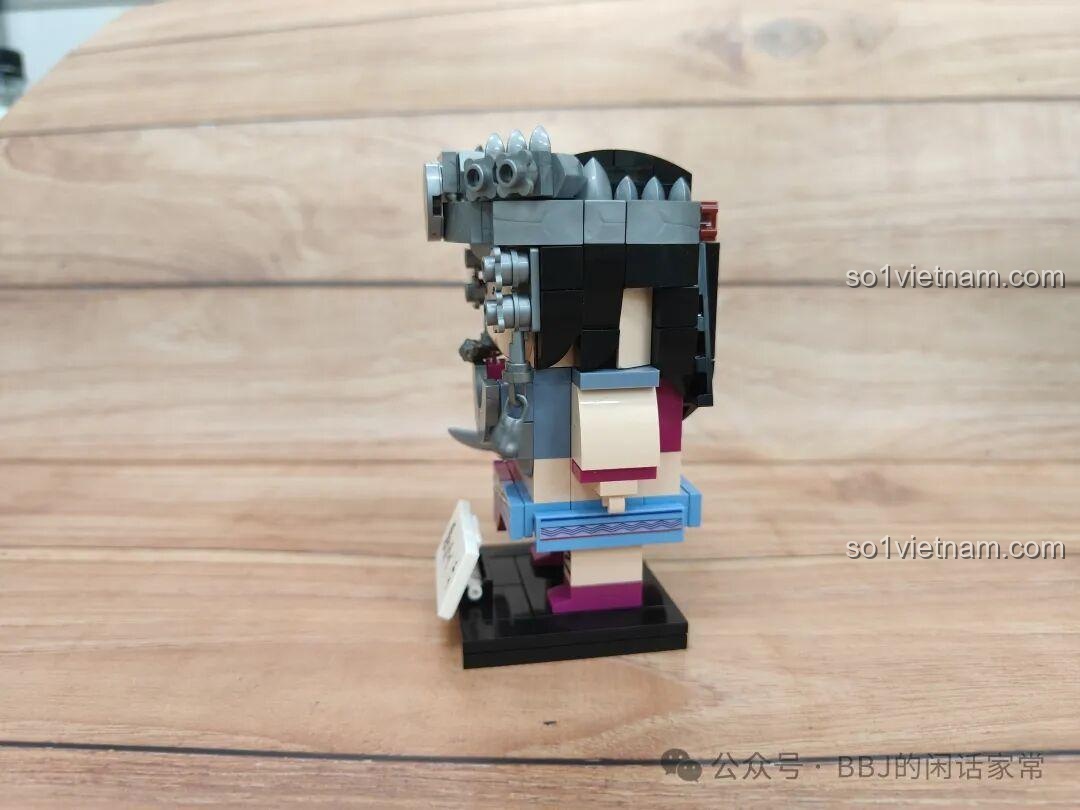 Mô hình Thạch Lan Zhongxin She 12001 nhìn từ bên trái, cho thấy chi tiết trang phục và vũ khí nhỏ.