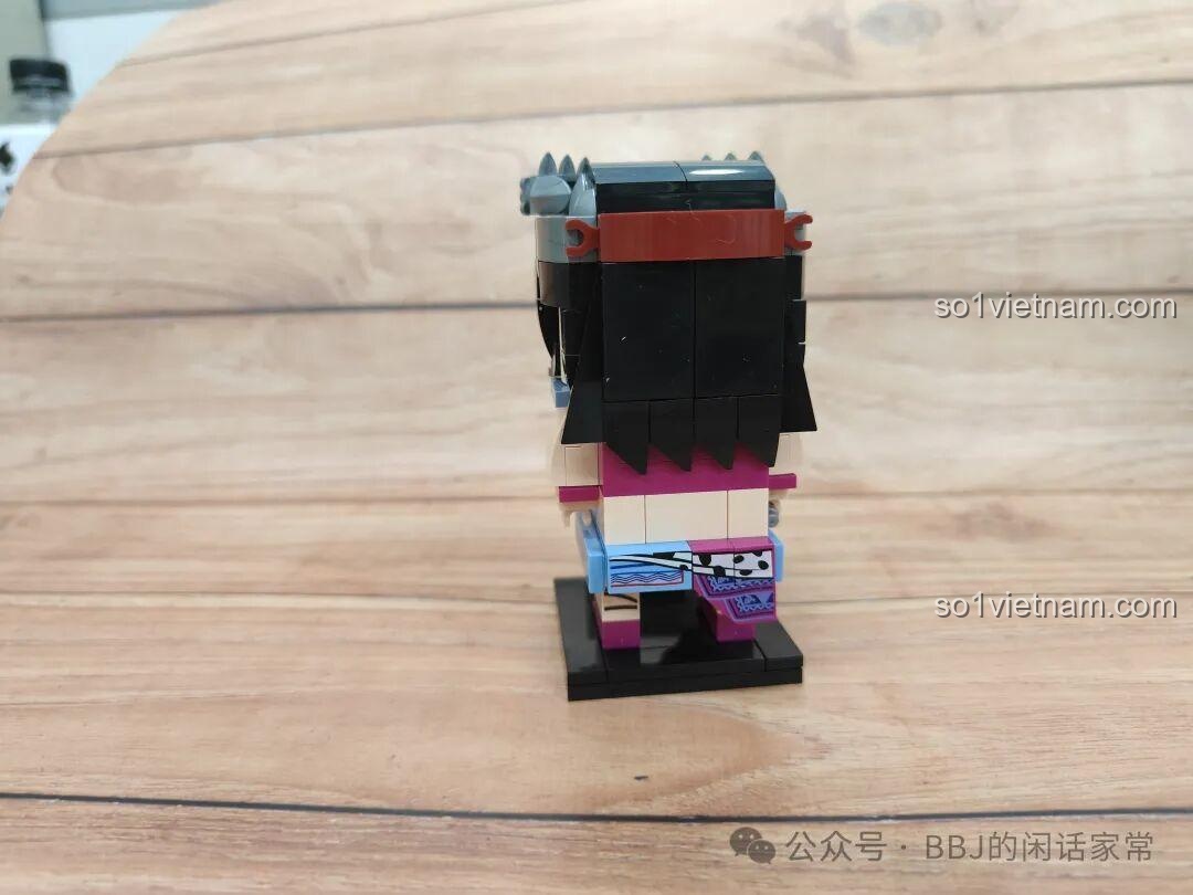 Mô hình Thạch Lan Zhongxin She 12001 nhìn từ phía sau, thể hiện kiểu tóc và họa tiết trang phục.